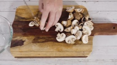 Ağaç kesme tahtasında organik bella mantarı kesiyorum..