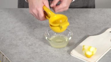 Limonlu kek pişirmek için taze limon sıkmak..