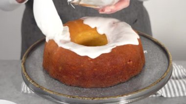 Böğürtlenli keki şekerli kızılcık ve limonlu kek tezgahıyla süslüyorum..