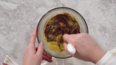 Çikolatalı kek yapıyorum. Karışık malzeme görünümünü kapatıyorum. 