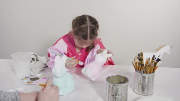 Küçük Kız Covid Salgını Sırasında Evde Uzaktan Öğrenim Için Sanat — Stok video