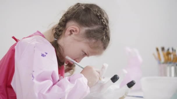 Menina Trabalhando Seu Projeto Arte Para Ensino Distância Casa Durante — Vídeo de Stock