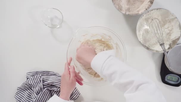 Tarçınlı Rulo Pişirmek Için Malzemeleri Cam Bir Kaseye Karıştırıyorum — Stok video