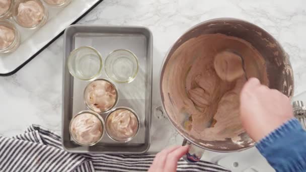 Yapımı Çikolatalı Dondurma Yapmak Için Küçük Cam Kavanozlara Karıştırıyorum — Stok video