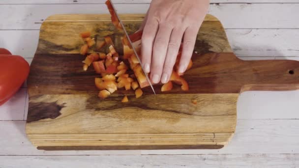 Mincing Biologische Rode Paprika Een Hout Snijplank — Stockvideo