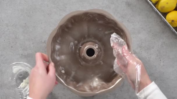 Greasing Vorm Voor Het Bakken Van Citroen Cranberry Bundt Cake — Stockvideo