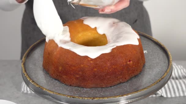 레몬크랜 베리를 장식하는 케이크에 설탕크랜 베리와 쐐기를 케이크 받침대 — 비디오