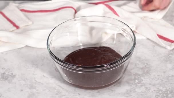 Herstellung Von Schokoladenkuchen Aus Nächster Nähe Mischen Von Zutaten Anzeigen — Stockvideo