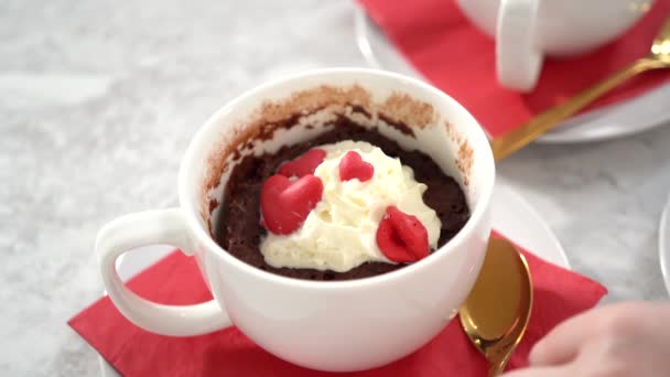 Kue Coklat Mug Dihias Dengan Krim Kocok Dan Hati Coklat — Stok Video