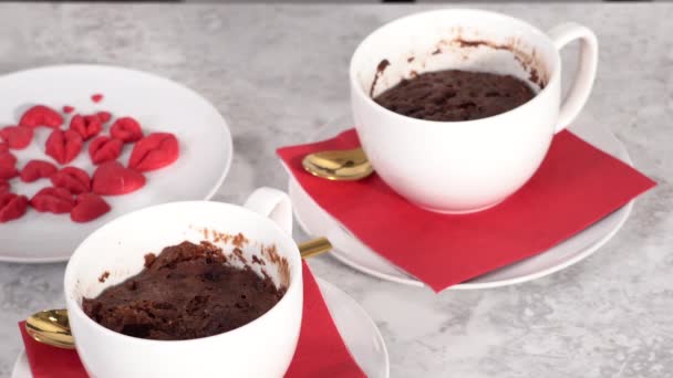 Tazza Cioccolato Torte Guarnite Con Panna Montata Cuori Labbra Cioccolato — Video Stock