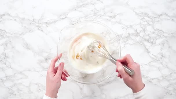 Eier Und Milch Glasschale Mit Schneebesen Verrühren — Stockvideo