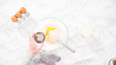 Düz yatıyordu. Krep hamuru yapmak için karışımı cam bir kaba karıştırıyorum..