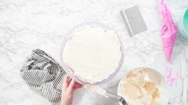 Düz yatıyordu. Adım adım. Beyaz İtalyan kremalı, yuvarlak funfetti keki..