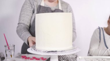 Adım adım. Beyaz İtalyan kremalı, yuvarlak funfetti keki..