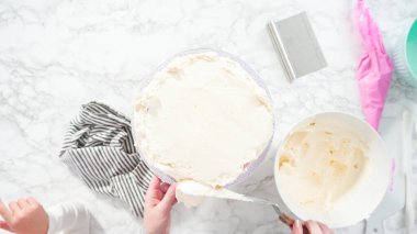 Düz yatıyordu. Adım adım. Beyaz İtalyan kremalı, yuvarlak funfetti keki..