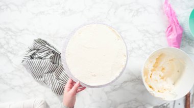 Düz yatıyordu. Adım adım. Beyaz İtalyan kremalı, yuvarlak funfetti keki..