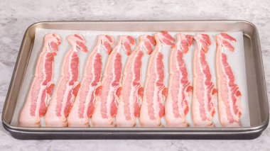 Adım adım. Pişmemiş pastırma şeritleri ve beyaz parşömen kağıtları..