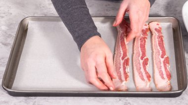 Adım adım. Pişmemiş pastırma şeritleri ve beyaz parşömen kağıtları..