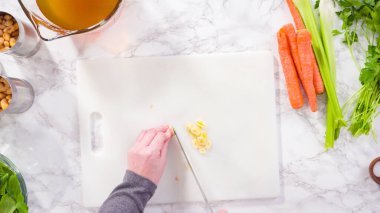 Vejetaryen fasulye çorbası pişirmek için sebzeleri doğramak..