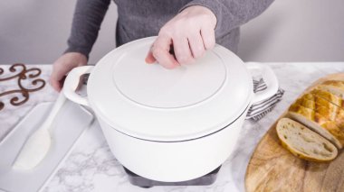 Dökme demir Hollanda fırınında vejetaryen beyaz fasulye çorbası pişirmek.