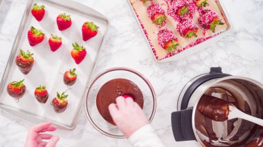 Düz yatıyordu. Adım adım. Erimiş çikolataya organik çilek batırmak..