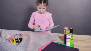 Çocuk kâğıtları. Boş tuvalet kağıdı rulolarından ve inşaat kağıdından kağıt hataları yapmak.