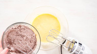 Adım adım. Düz yatıyordu. Çikolatalı kekle çikolatalı keki karıştırmak için bardaktaki malzemeleri karıştırıyorum..