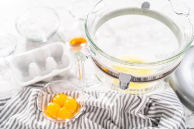 Tek boynuzlu at kurabiyeleri pişirmek için mutfak mikserinde krema yapıyorum..