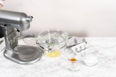 Tek boynuzlu at kurabiyeleri pişirmek için mutfak mikserinde krema yapıyorum..