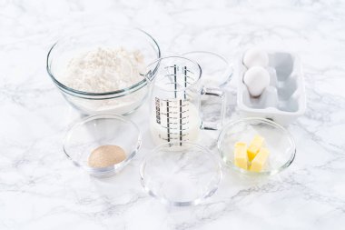 Mutfak masasında çörek pişirmek için gerekli malzemeler..