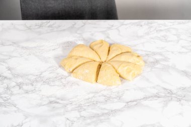 Ev yapımı çörekler pişirmek için ekmek hamuru hazırlıyorum..