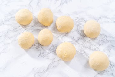 Ev yapımı çörekler pişirmek için ekmek hamuru hazırlıyorum..