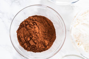 Çikolatalı keki hazırlamak için bardakta ölçülen malzemeler..