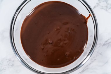 Bardakta çikolatalı ganache hazırlıyorum..