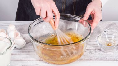 Adım adım. Fransız tostu hazırlamak için karışımı büyük bir bardakta karıştırıyorum..