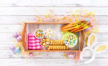 Düz yatıyordu. Paskalya şekerleri, kurabiyeler ve şekerlemelerle şarküteri kurulumu.