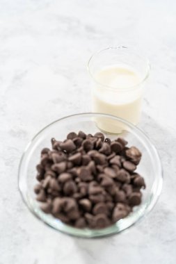 Çikolatalı ganache 'yi kek pişirmek için hazırlıyorum..