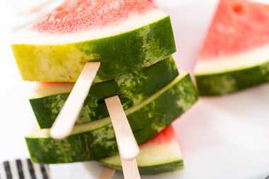 Şili limonlu karpuz patlatmak için olgun kırmızı karpuz dilimliyorum..