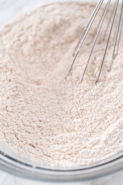 Büyük bir bardakta karışımı karıştırarak çikolatalı kabaklı kek ve karamel karışımı..