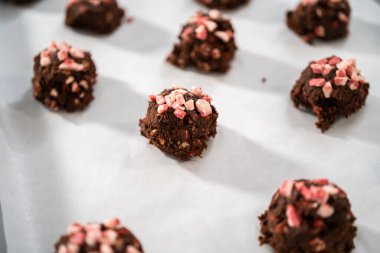 Çikolatalı kurabiye hamuru ve hamur kepçesiyle naneli kurabiye pişirmek..