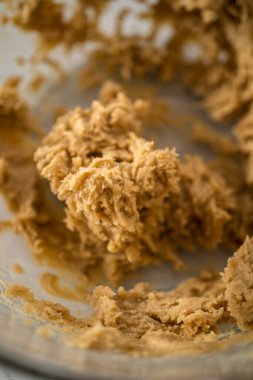 Büyük bir bardaktaki malzemeleri mutfak mikseriyle karıştırıp çikolatalı kurabiyeleri naneli cipsle pişirmek..