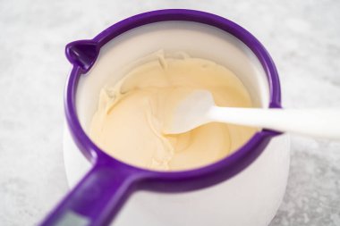 Çikolata parçacıklarını eritip, nane şekeriyle çikolatalı kurabiye yapmak..