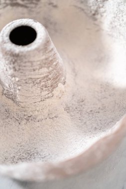 Krem peynirli kırmızı kadife keke yağlı metal kek kalıbı..