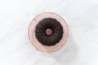 Düz yatıyordu. Mutfak tezgahında taze pişmiş kırmızı kadife kek..