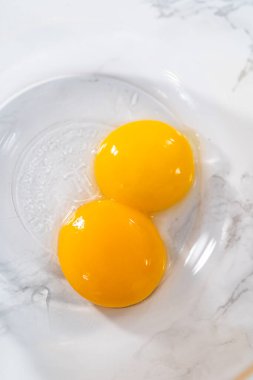 Büyük bir bardakta ıslak malzemeler karıştırmak eggnog kurabiyelerini çikolatalı zencefilli bir adamla pişirmek.