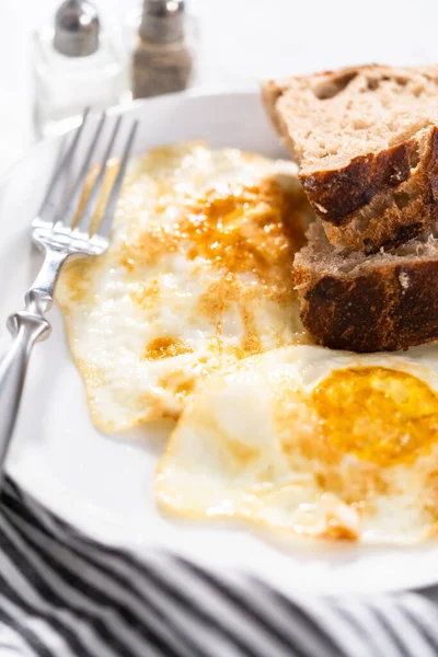 Einfaches Frühstück Mit Eiern Über Einfachem Und Sauerteigweizenbrot — Stockfoto