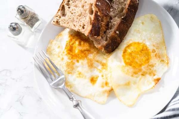 简单的早餐 加鸡蛋和简单的酸面团小麦面包 — 图库照片