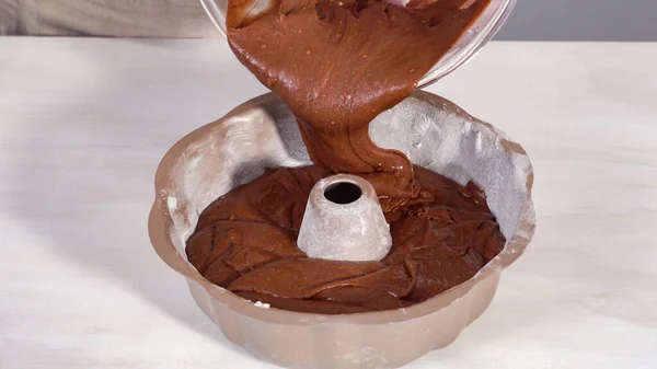 Stap Voor Stap Chocoladetaart Beslag Een Metalen Bundt Cake Pan — Stockfoto
