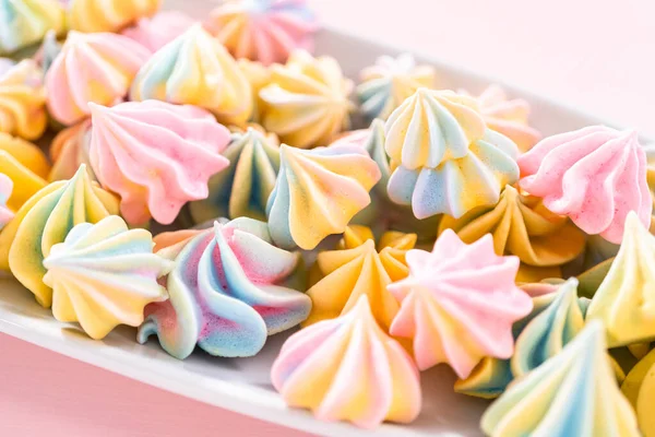 Galletas Merengue Unicornio Multicolor Plato Servir Blanco — Foto de Stock