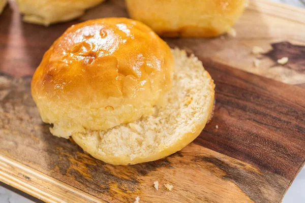 Krojenie Świeżo Upieczonej Bułki Brioche Desce Krojenia Drewna — Zdjęcie stockowe